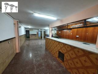 Local commercial dans Carrer de girona 216. A peu de carrer