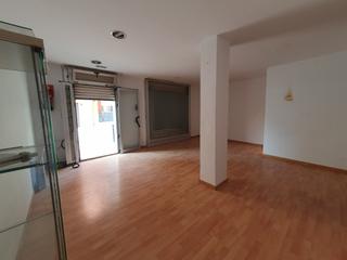 Local commercial  Carrer d'albinyana. Local per transformar en pis de 2 hab.