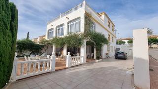 Chalet en Avenida avenida colon 1. Tu hogar en el corazón de las marinas chalet con piscina privada