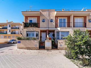 Casa adossada a Calle calle los puntos 1. Encantadora casa adosada de tres plantas en venta.