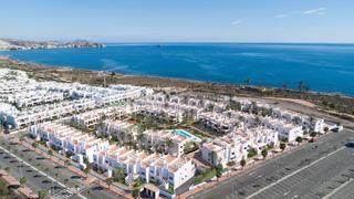 Pis a Fase 8 19. Bajo con terraza y jardin y vistas frontales al mar