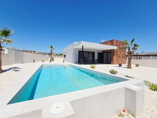 Xalet a Avenida huerta nueva (hn) 0. Villa independiente con piscina, vistas y diseño moderno en ento