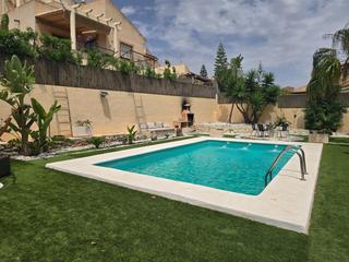 Xalet  Fuensalida. Chalet independiente con sótano multifuncional, piscina privada