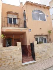 Casa adossada  Hnos pinzon(ma). Magnífica propiedad a solo metros del paseo marítimo y la playa