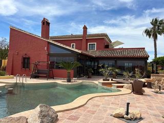 Chalet à Las casas solariegas 1. Excepcional villa de lujo con piscina infinita y diseño exquisit