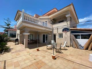 Chalet à Calle traiña 1. Casa independiente en garrucha, a 100m del mar con terrazas y vi