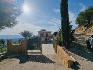 Chalet  La fuente del albarico. Villa con piscina privada