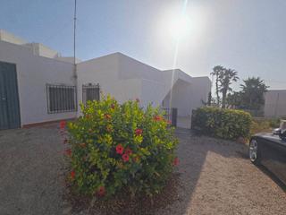 Chalet  Calle hermanos machado. Chalet independiente con jardín y potencial de ampliación en moj