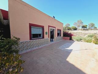 Xalet  Los martos 1. Casa con gran terreno y encanto rústico en el campo de los galla