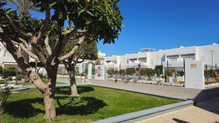 Flat  Distrito las marinas. Exclusiva planta baja en esquina con amplias terrazas y total pr