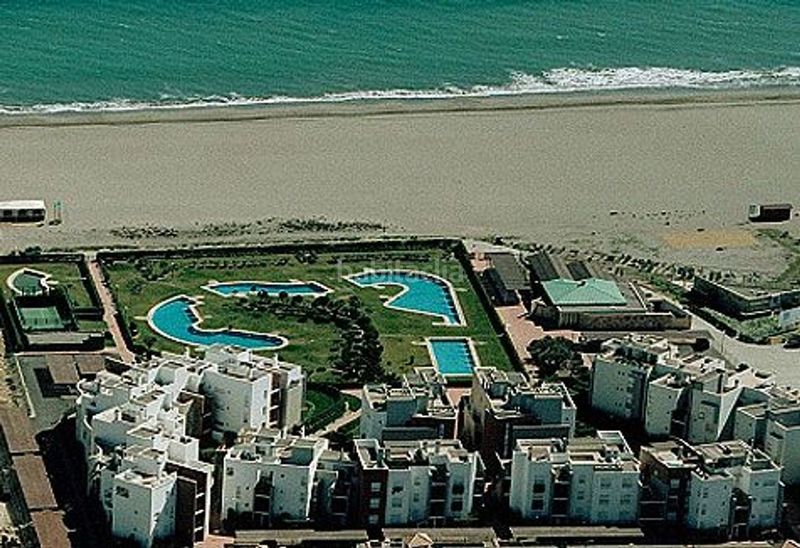 Foto a31e4b7a-f386-46ab-a33f-64baf068040c. Pis a calle delfin a El Playazo Vera