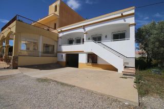 Casa  Calle mayor. Amplia vivienda en planta baja con gran garaje y doble acceso en