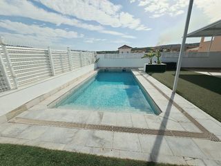 Chalet  De la libertad. Chalet independiente con piscina privada y amplio sótano en los