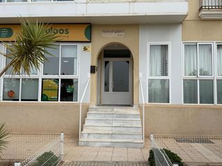 Pis  Avenida de almeria, 2. Fantástico apartamento en planta baja con 3 dormitorios y terraz