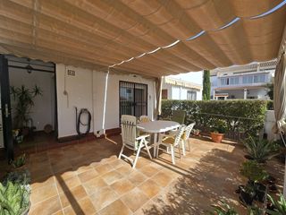 Maison jumelée à Distrito las marinas. Chalet adosado con jardín privado a 300 metros de la playa