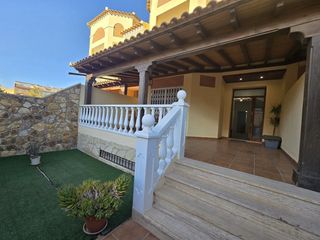 Casa adossada  Noria del pino. Amplio dúplex de 5 dormitorios con sótano, jardín y porche en hu