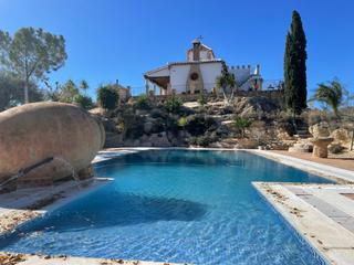 Casa a Alameda. Finca de campo con gran terreno y olivos en alameda