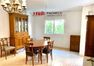 Appartement à Casco Antiguo. Piso céntrico con terraza privada de 130m² en calle armando muño