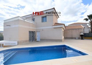 Chalet en San Juan de los Terreros. Chalet independiente con piscina privada y vistas al mar