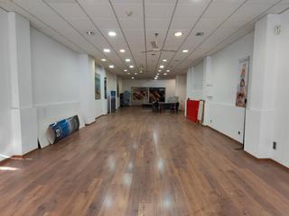 Local commercial à Avinguda de cubelles 6. Local comercial en venta de 138 m2 en zona centro