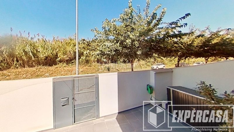 Foto 41e73343-b26b-4038-94a9-2fbd42c1a28d. Casa amb aparcament a Platja de la Pobla de Farnals Pobla de Farnals (la)