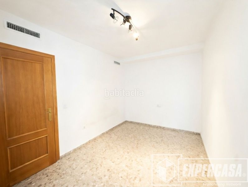 Foto b5d8b01a-d83b-41f4-83d0-d7b9bf8ea21a. Pis amb aparcament a Benimàmet Valencia