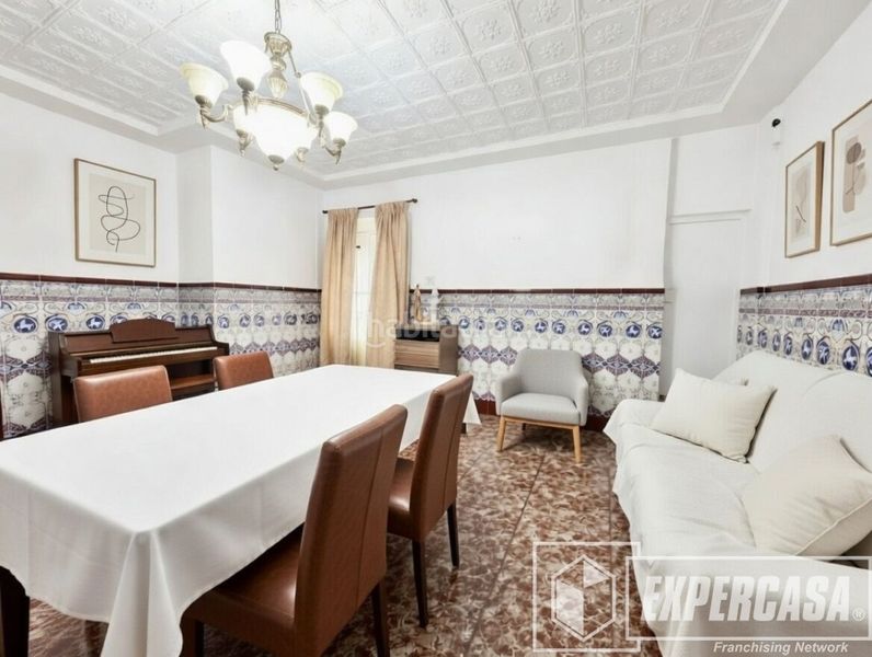 Foto 20a50bb6-59d7-46d9-acdf-bc8600a6b5c8. Casa amb aparcament a Benimàmet Valencia