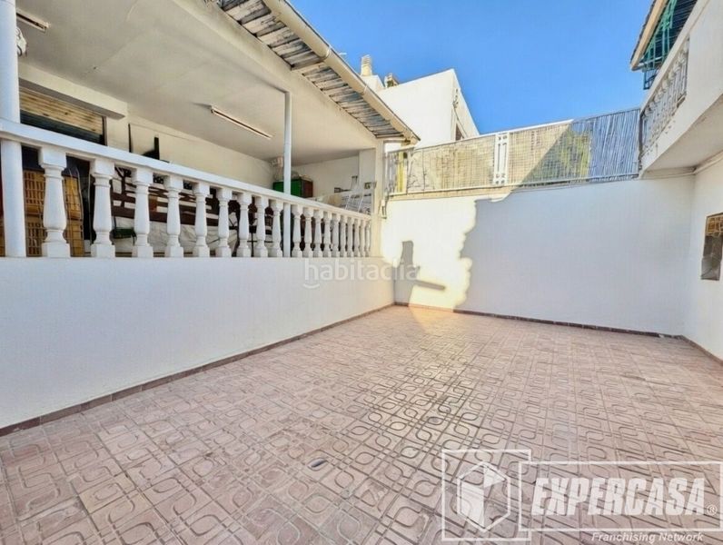 Foto bafa2233-afe4-4e65-8896-9f8d99a13c2f. Casa amb aparcament a Benimàmet Valencia