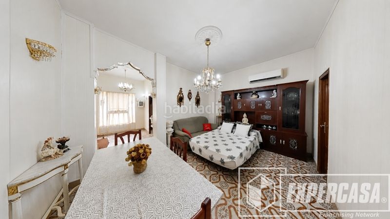 Foto b1e684bc-c58b-42b9-9ce8-84e6b6fa602a. Casa amb aparcament a Albal