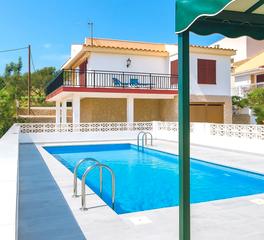 Lloguer Xalet a Avinguda de l'estació 122. Chalet independiente con piscina