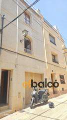 Casa en Calle de valls 3. Tu paraíso te espera en roda de berà por solo 195.000!