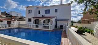 Chalet in Carrer caravel·la 10. Casa individual con piscina