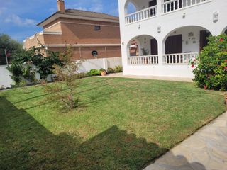 Xalet a Carrer caravel·la 10. Casa individual con piscina