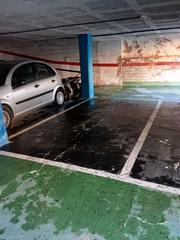 Aparcament cotxe  Carrer d'olot. Plaza de parquing en calle olot