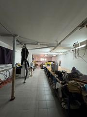 Local commercial  Carrer de la circumval-lació. Local de dos plantas con vado 200m aprox.