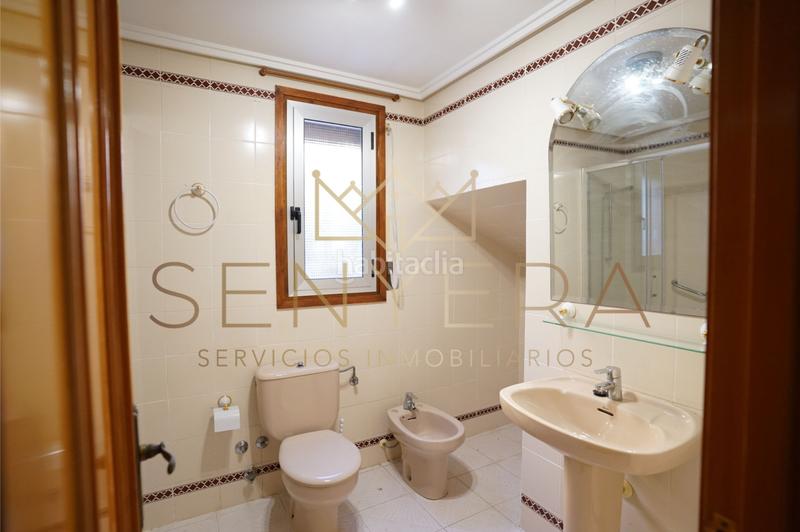 Foto 191ce9fe-63d0-4ca2-8d8e-6e8a7a277ab0. Chalet with parking in San Antonio de Benagéber