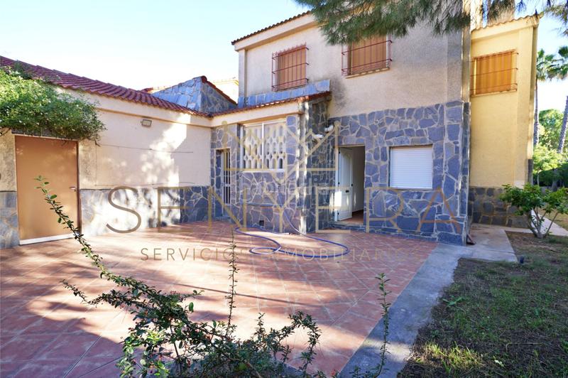 Foto 21fd36c8-6693-44f9-ba83-1deb888a8f88. Chalet with parking in San Antonio de Benagéber