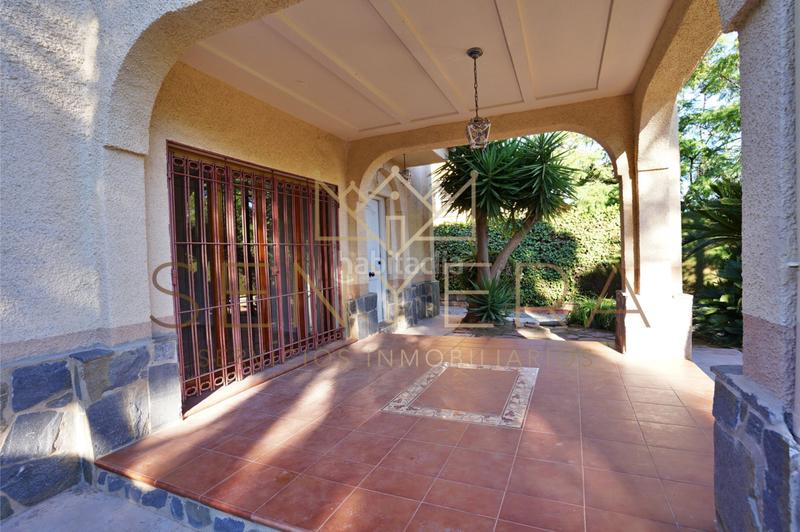 Foto 26915023-eaf0-42b6-bb2c-face84ec4b57. Chalet with parking in San Antonio de Benagéber