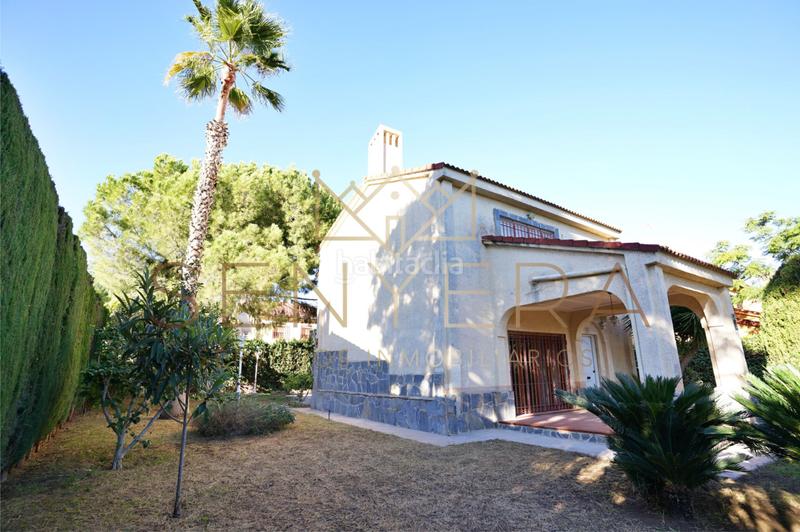 Foto a8d532ec-0fa7-48a9-bf11-66458f4da4b6. Chalet with parking in San Antonio de Benagéber