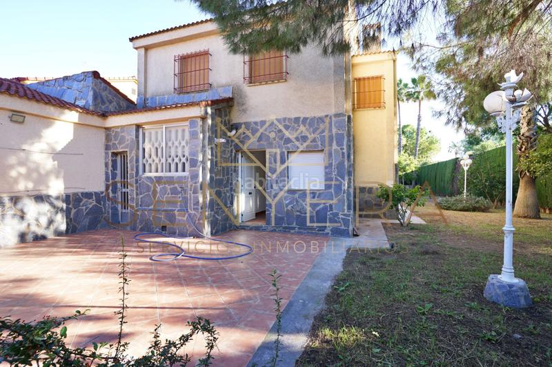 Foto d65180eb-cdfb-49b5-893f-8022a779148c. Chalet with parking in San Antonio de Benagéber