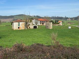Casa a Bareyo - cm moraza de la 45. Casona de piedra para restaurar con finca de más de 5.000m2