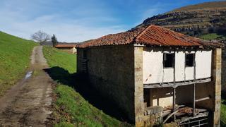 Casa  Riotuerto - arroyon poligono 9 parcela 428. Cabaña pasiega a reformar con buen acceso