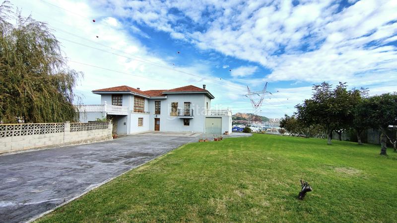 Foto 40996ff3-7e3c-4891-95de-ef5da3965089. Haus mit parking in Cacicedo Camargo