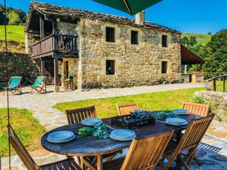 Flat in San roque de riomiera - sitio de ribarte, bº el ahorcado. Cabaña pasiega con vistas panorámicas y pequeño bosque
