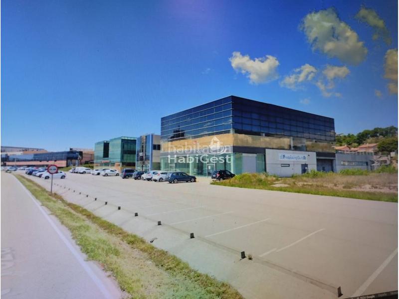 Foto a0b52c93-9d84-4829-99e7-8d7e6e972b60. Location bâtiment à usage industriel dans Gurb