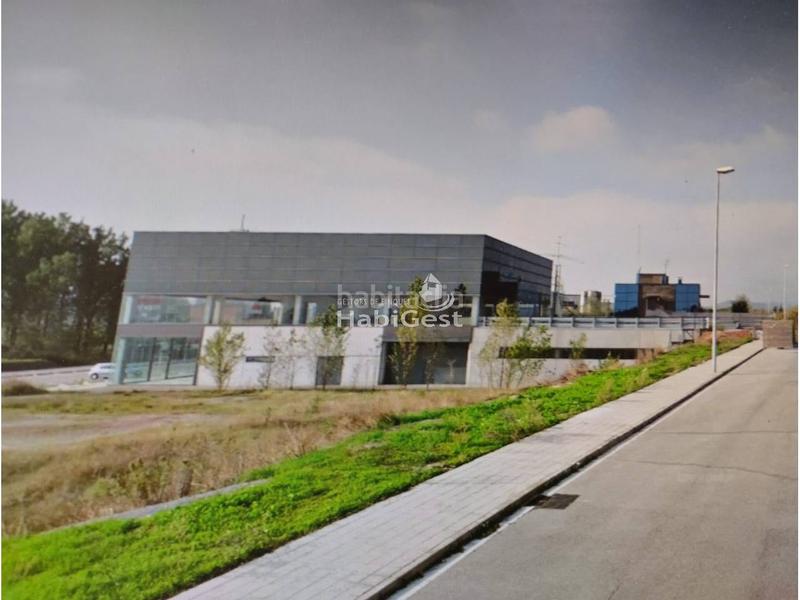 Foto f473aa22-3ff2-4ce4-b3ba-4e7f99c53078. Location bâtiment à usage industriel dans Gurb