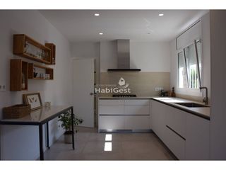 Miete Reihenhaus in Palau. Alquiler de casa con jardin en girona