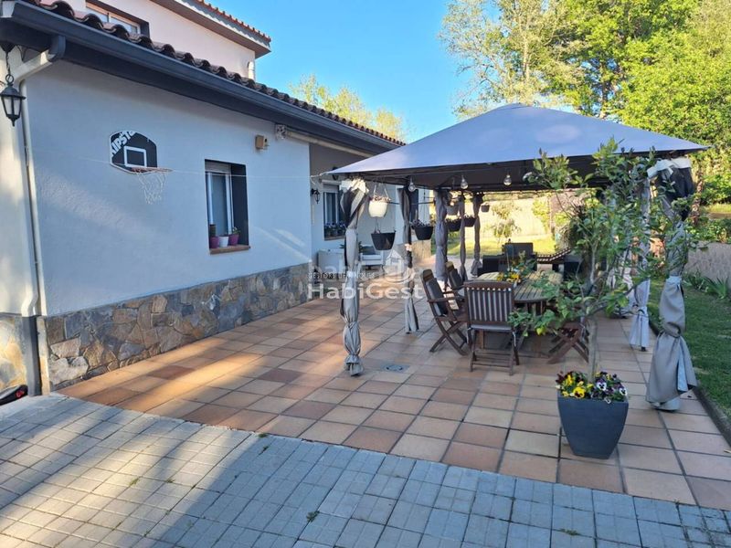 Foto a2eec50e-d5ec-475f-a074-f3f2a644d327. Casa amb calefacció aparcament a Vilobí d´Onyar