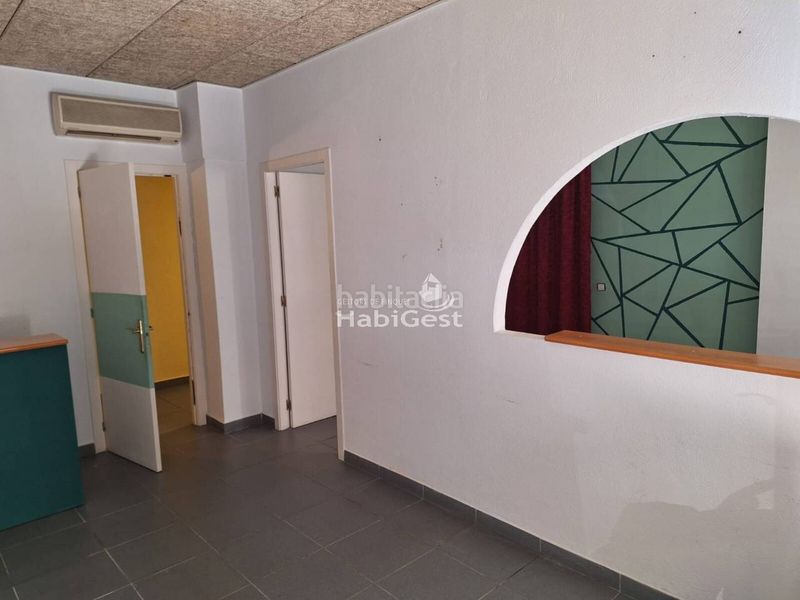 Foto 8e8ef9c9-e528-439f-a3ab-8da1273e3d38. Local comercial a Eixample Sud-Migdia Girona