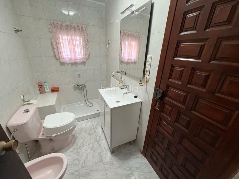 Foto 4278f53b-f3d6-4721-bd2d-660b17045fb7. Casa adossada a Zona Avenida al Vedat Torrent